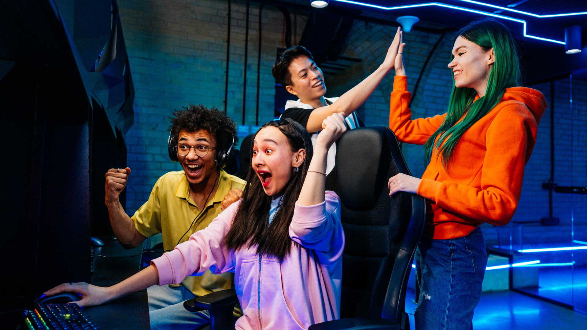 escape-game-adolescents Quatre ados contents d'avoir relevé un défi en escape game