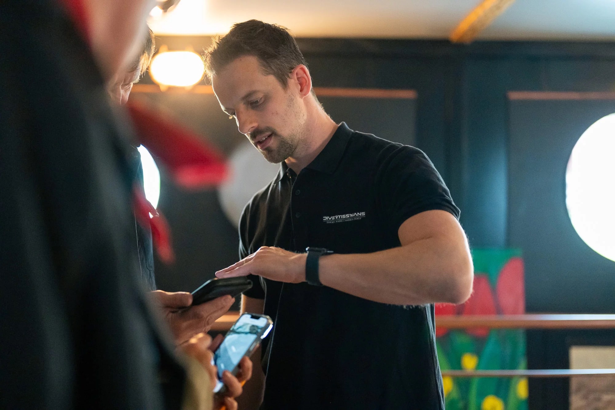 Nicolas Rousseau game master Divertiss'Mans animant un Serious Game au Mans
