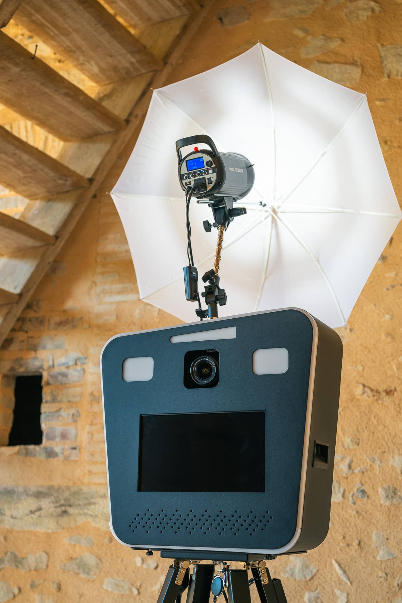Photobooth professionnel Divertiss'Mans installé dans une grange au Mans