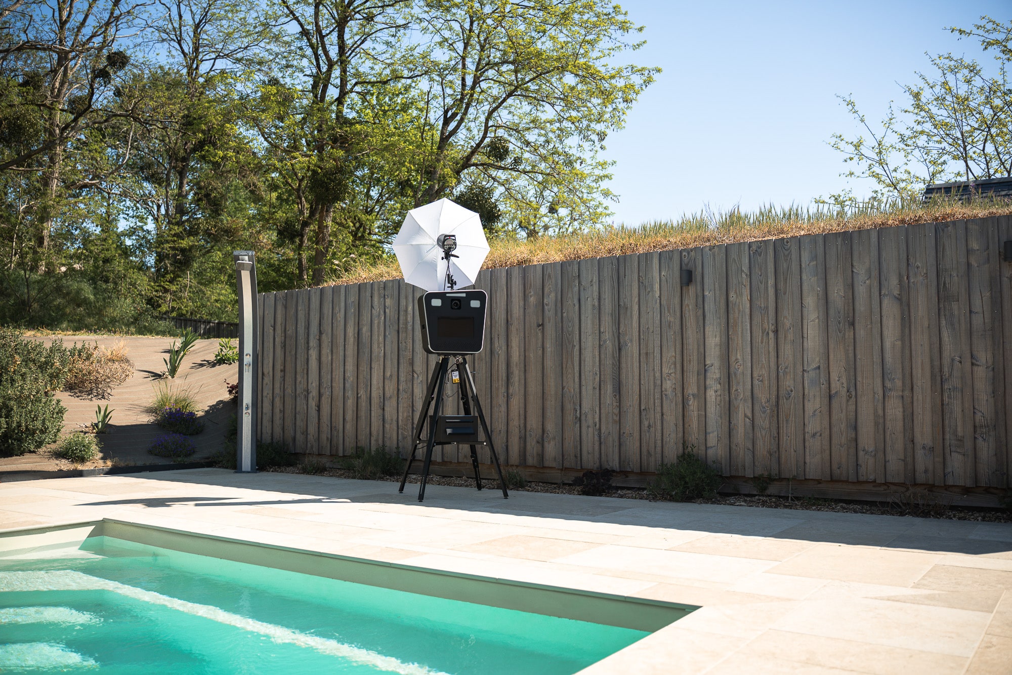 Photobooth installé en extérieur au bord d'une piscine