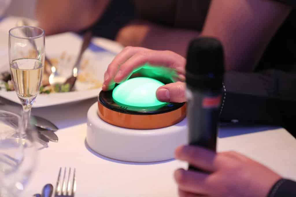 Animation quiz avec buzzer lors d'un dîner d'entreprise au Mans