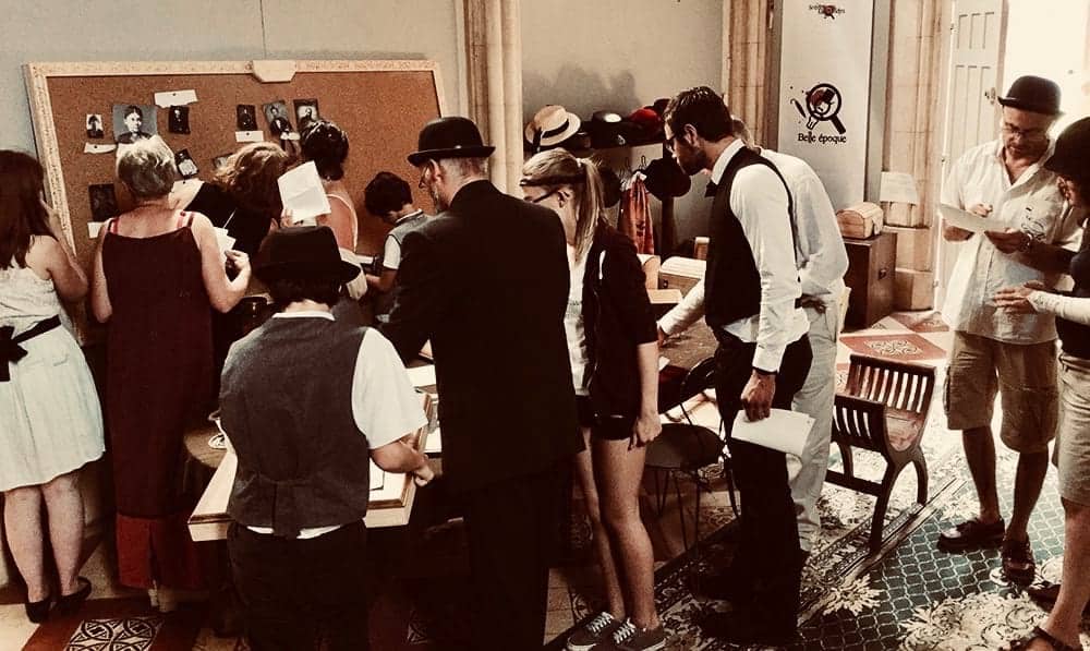 Joueurs menant l'enquête lors du detective game Meurtre et Muscats au Mans